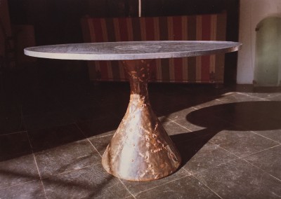 1965 – Table haute à un pied, plateau ovale.