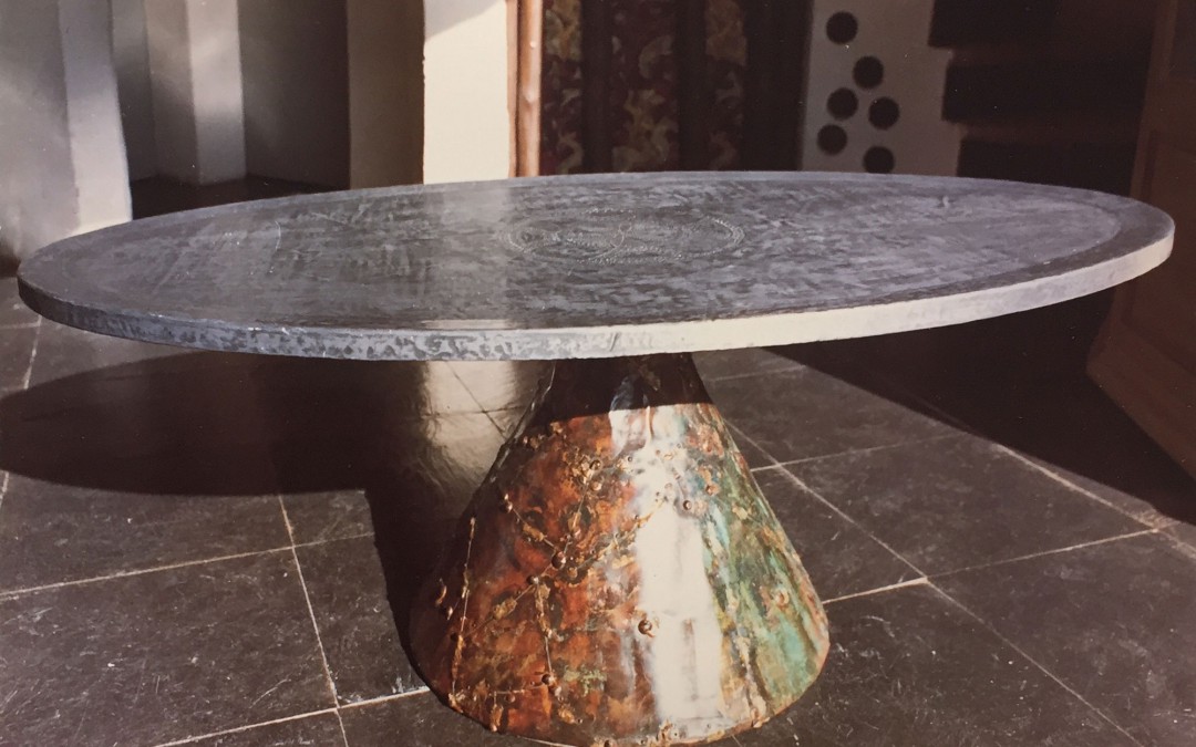 1965 – Table basse à un pied, plateau ovale.