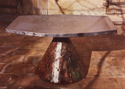 1965 – Table basse à un pied, plateau polygonal.